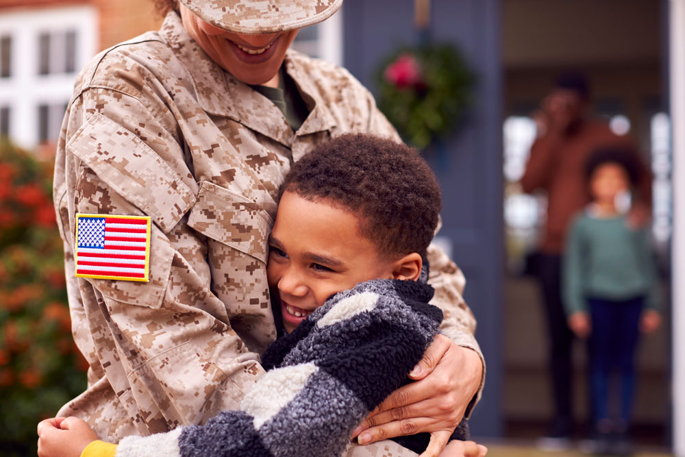american-female-soldier-in-uniform-returning-home